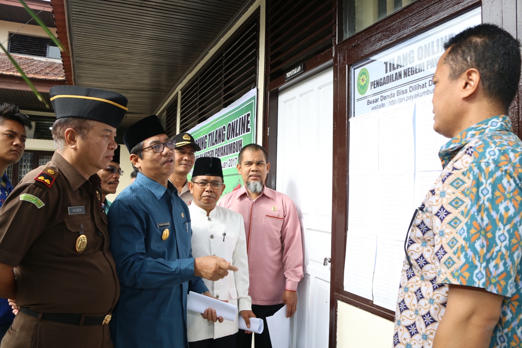 Walikota Priadi Syukur bersama Forkopimda saat mendengarkan proses Tilang Online Pengadilan Negeri Payakumbuh